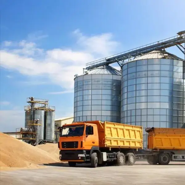 Camiones preparando transporte de cereal